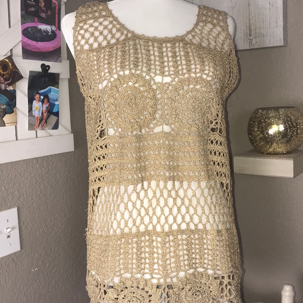 Belldini gold sleeveless blouse. Size Large